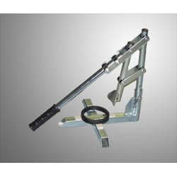 Tire press with rim protection